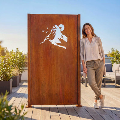 Metal privacy screen with motif